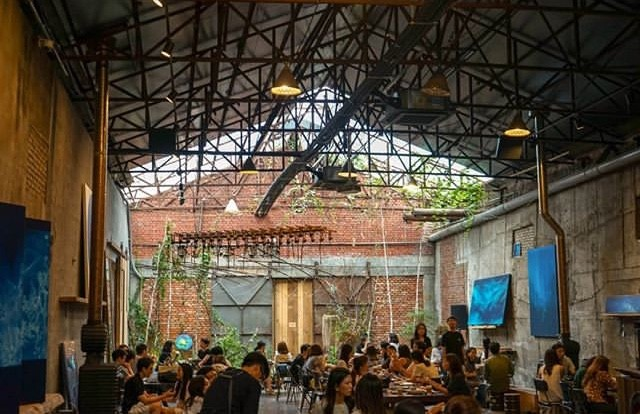 韓国ソウル聖水洞 大林倉庫ギャラリーコラム(대림창고)内観 1970年代の精米所をリノベーションした吹き抜け空間 赤レンガと鉄骨の韓国カフェ