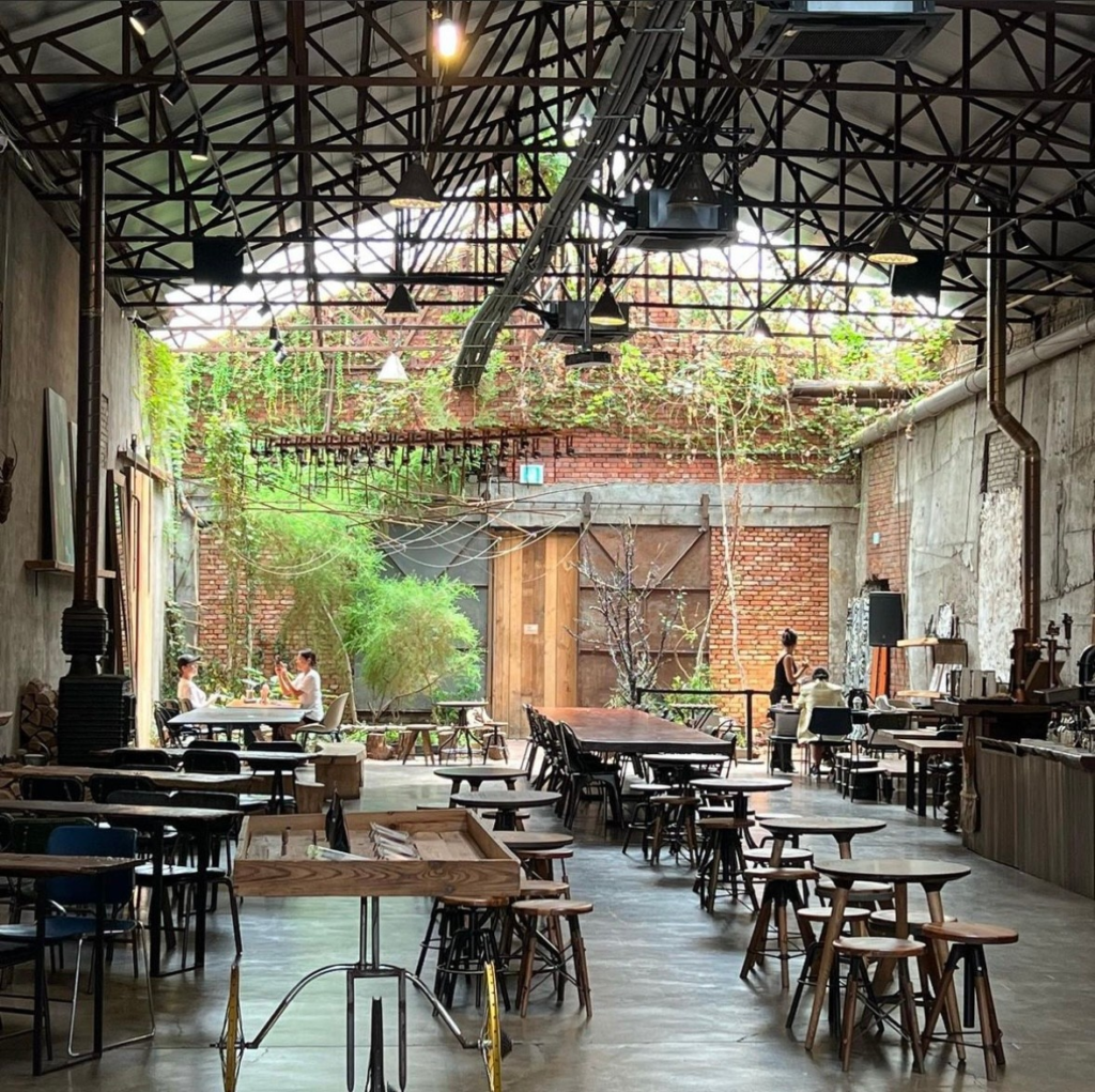 韓国ソウル聖水洞 大林倉庫ギャラリーコラム(대림창고)内観 1970年代の精米所をリノベーションした吹き抜け空間 赤レンガと鉄骨の韓国カフェ