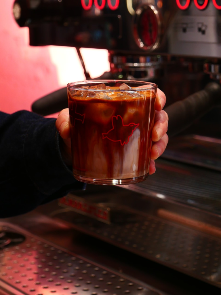 韓国ソウル聖水洞の隠れ家カフェ valuto coffee(バルトコーヒー)外観 レンガ壁とコーヒートゥーゴー窓口 韓国旅行おすすめカフェ