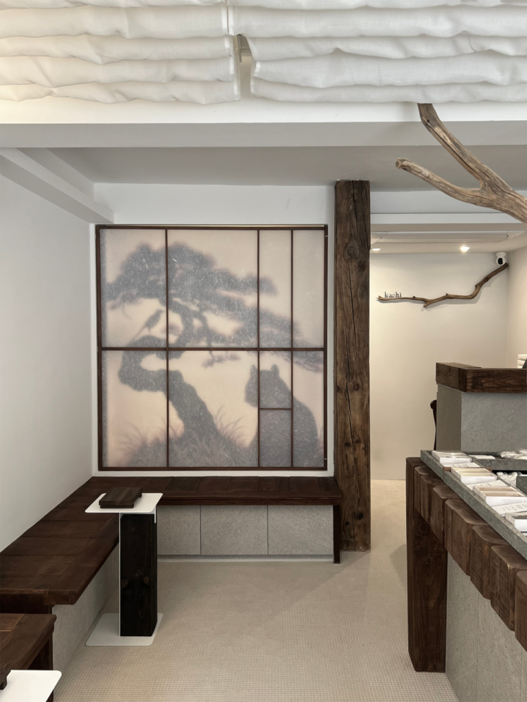 韓国ソウル聖水洞の韓国伝統スイーツカフェ kachi seoul(カチソウル)店内 松の木の水墨画アートと古木を使った和モダンなインテリア