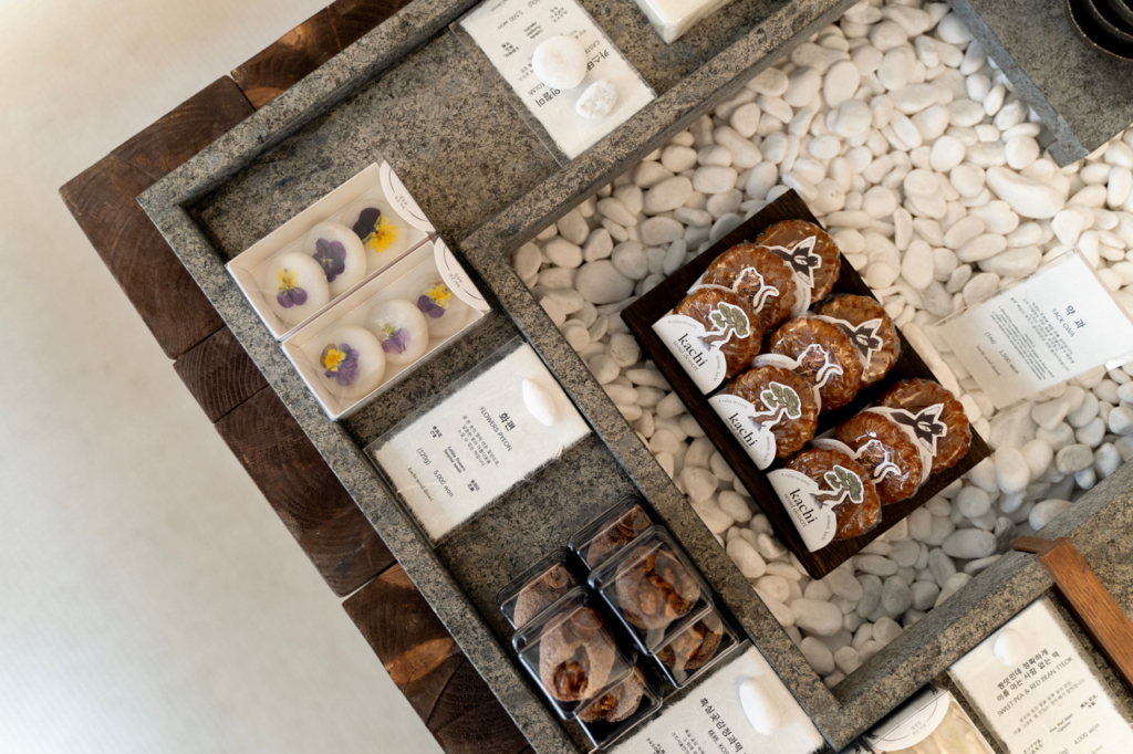 韓国ソウル聖水洞の韓国伝統スイーツカフェ kachi seoul(カチソウル)店内 松の木の水墨画アートと古木を使った和モダンなインテリア