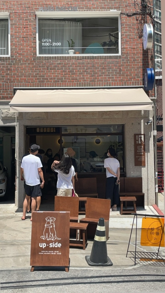 韓国ソウル聖水洞のロースタリーカフェ up・side(アップサイドコーヒー トゥクソム店)外観 レンガ建築と木製看板 韓国旅行朝カフェスポット