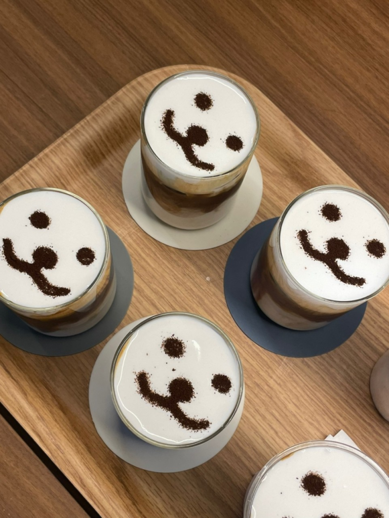 韓国ソウル聖水洞のロースタリーカフェ up・side(アップサイドコーヒー トゥクソム店)外観 レンガ建築と木製看板 韓国旅行朝カフェスポット