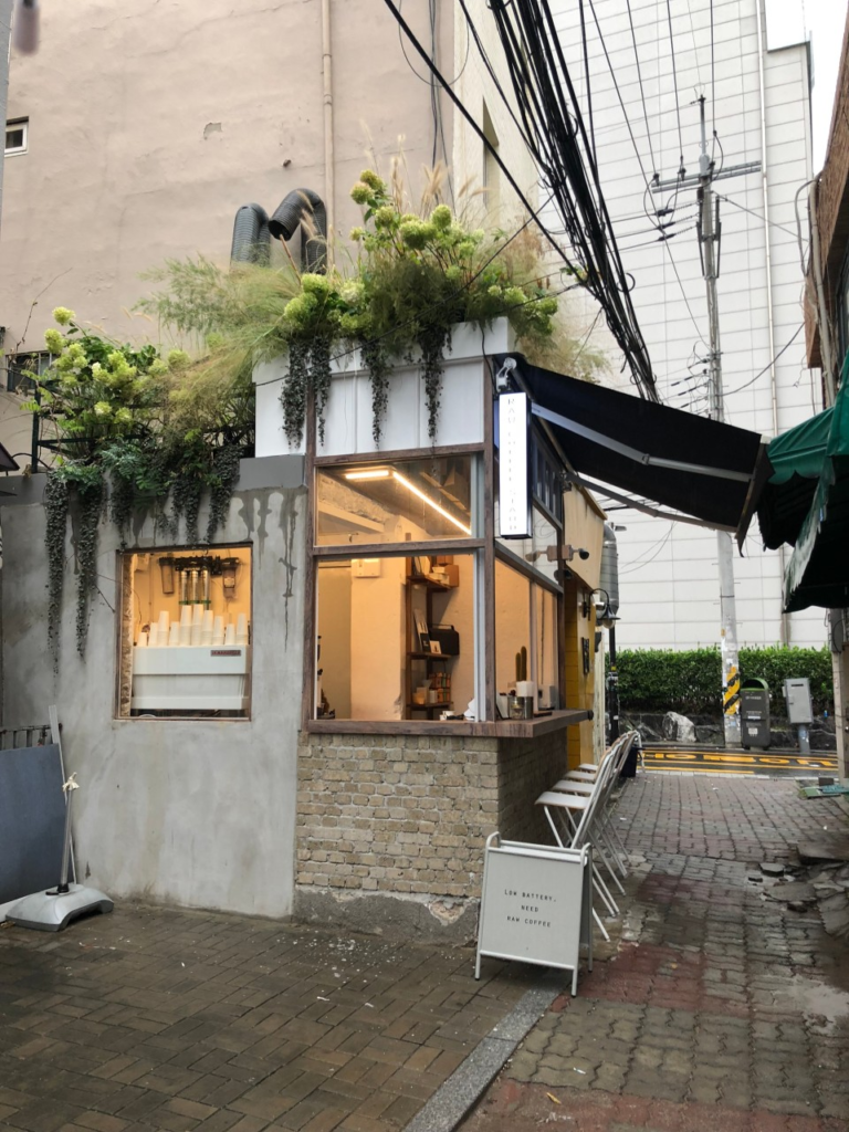 韓国ソウル聖水洞の路地裏カフェ ロウコーヒースタンド(로우커피스탠드)外観 グリーンが垂れ下がるコンクリートの小さなスタンド型カフェ