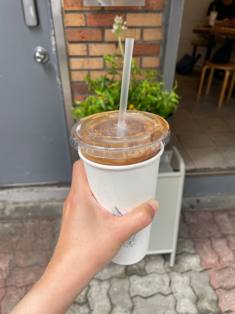 韓国ソウル聖水洞の路地裏カフェ ロウコーヒースタンド(로우커피스탠드)外観 グリーンが垂れ下がるコンクリートの小さなスタンド型カフェ