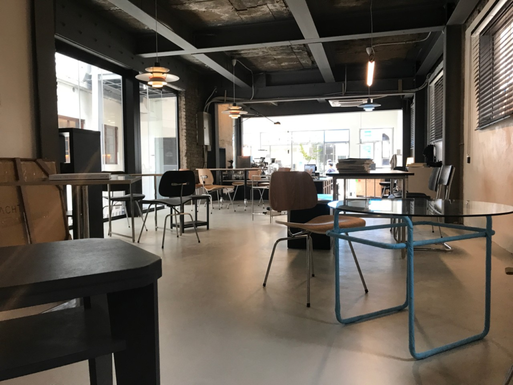 韓国ソウル聖水洞の作業向けカフェ Relation Coffee(릴레이션 커피)外観 ガラス張りのコンクリート建築 バニラビンコーヒーが人気の韓国カフェ