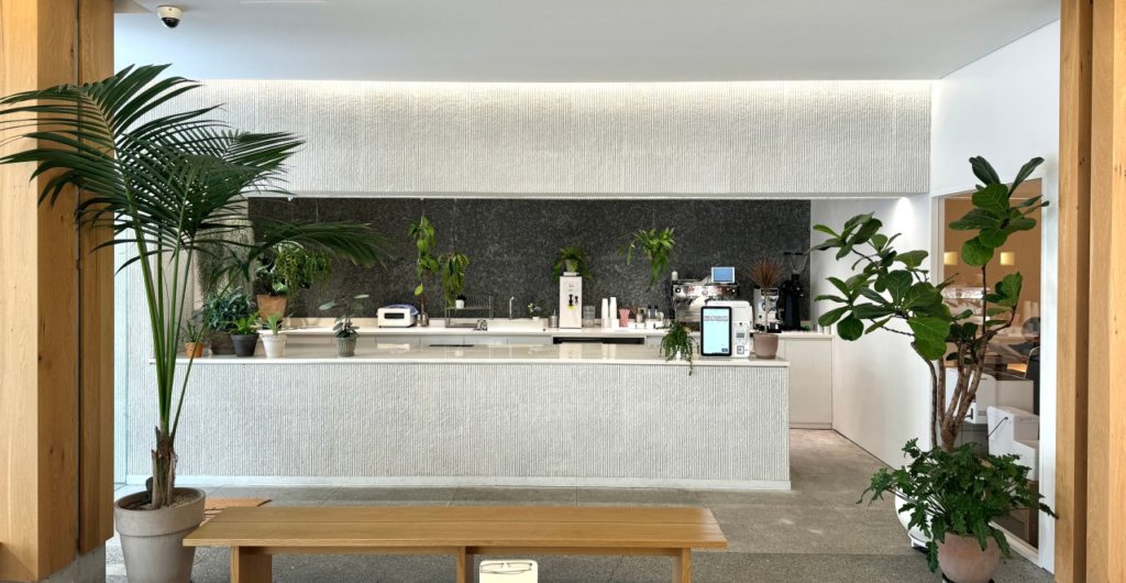 韓国ソウル聖水洞のアートカフェ パートタイムコーヒーサプライ(파트타임 커피 서플라이)店内 観葉植物と白いカウンターのミニマルな空間