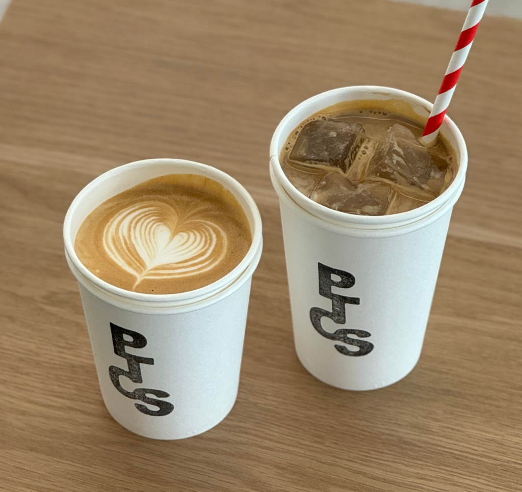 韓国ソウル聖水洞のアートカフェ パートタイムコーヒーサプライ(파트타임 커피 서플라이)店内 観葉植物と白いカウンターのミニマルな空間