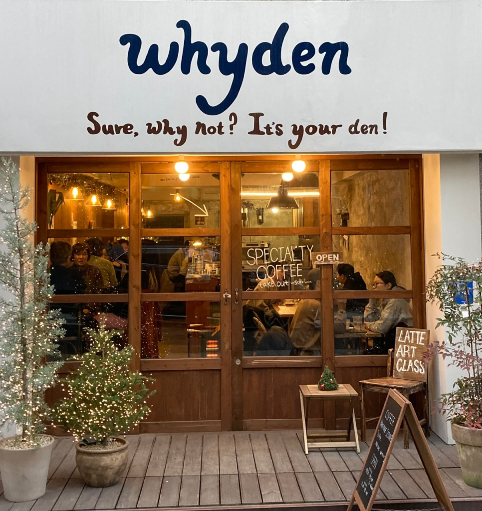 韓国ソウル聖水洞の早朝営業スペシャルティカフェ whyden(ワイデン)外観 平日朝7時30分から営業 ラテアートクラスも開催する韓国カフェ