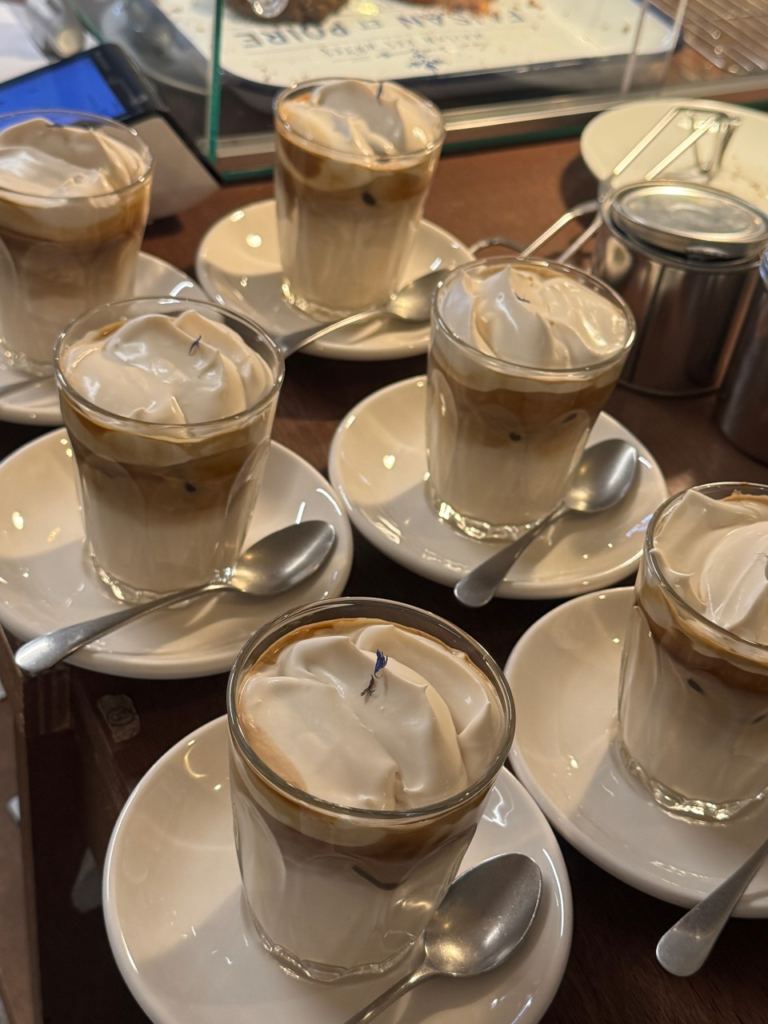 韓国ソウル聖水洞の早朝営業スペシャルティカフェ whyden(ワイデン)外観 平日朝7時30分から営業 ラテアートクラスも開催する韓国カフェ