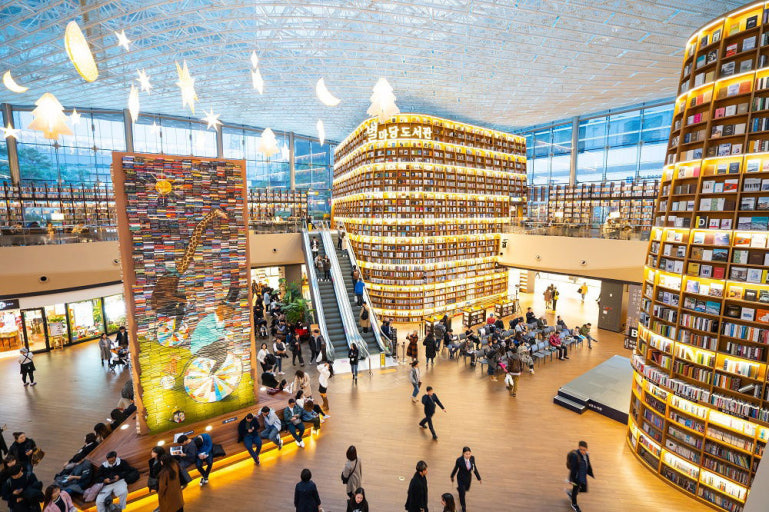 COEXモール（コエックス）内 星空図書館（별마당도서관）全景 ソウル最大級の地下型複合ショッピングモール 韓国旅行人気観光スポット