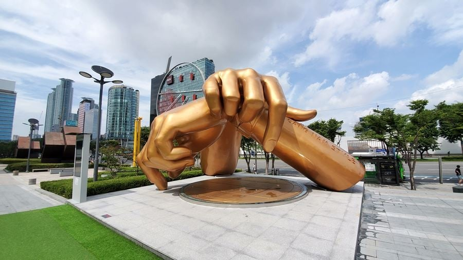 韓国ソウル江南 PSY「江南スタイル」騎馬ダンスのゴールドオブジェ像 テヘラン路ペコ広場 三成駅周辺の人気フォトスポット