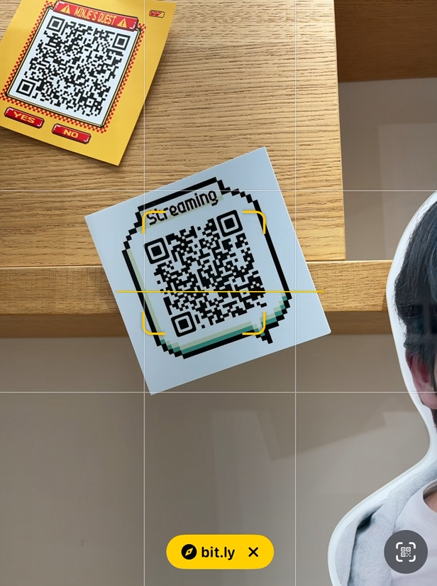 KickFlip(キックフリップ)ポップアップ QRスタンプミッション スマートフォンでQRコードをスキャンするインタラクティブ体験コンテンツ