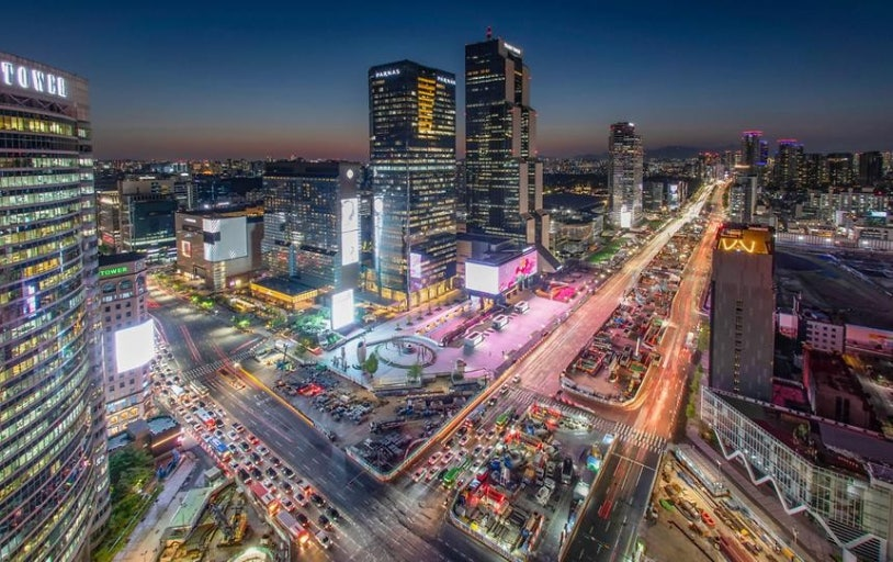 韓国ソウル 江南（カンナム）夜景の俯瞰写真 高層ビルとネオンが輝くハイエンドエリア K-POPアイドル事務所集まる韓国旅行人気スポット