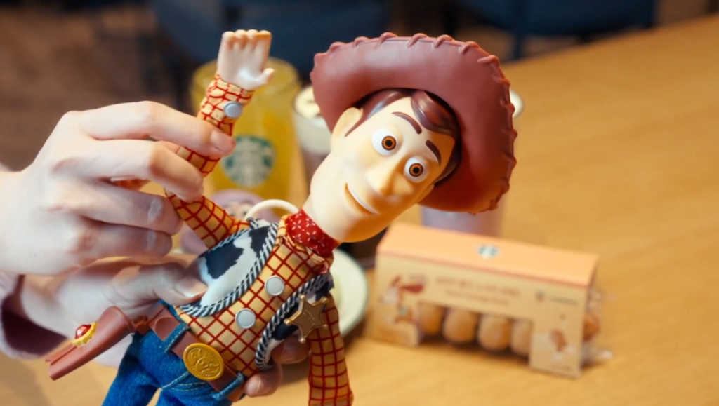 韓国スターバックス(STARBUCKS KOREA)×トイ・ストーリー5コラボ ウッディのフィギュアと限定コラボドリンク・パッケージ 韓国限定スタバグッズ