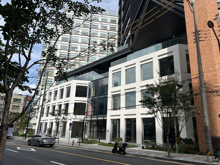 ムシンサ メガストア 聖水（MUSINSA MEGASTORE）建物外観 2026年4月24日オープン 地下1階〜地上4階 韓国ソウル聖水洞新スポット