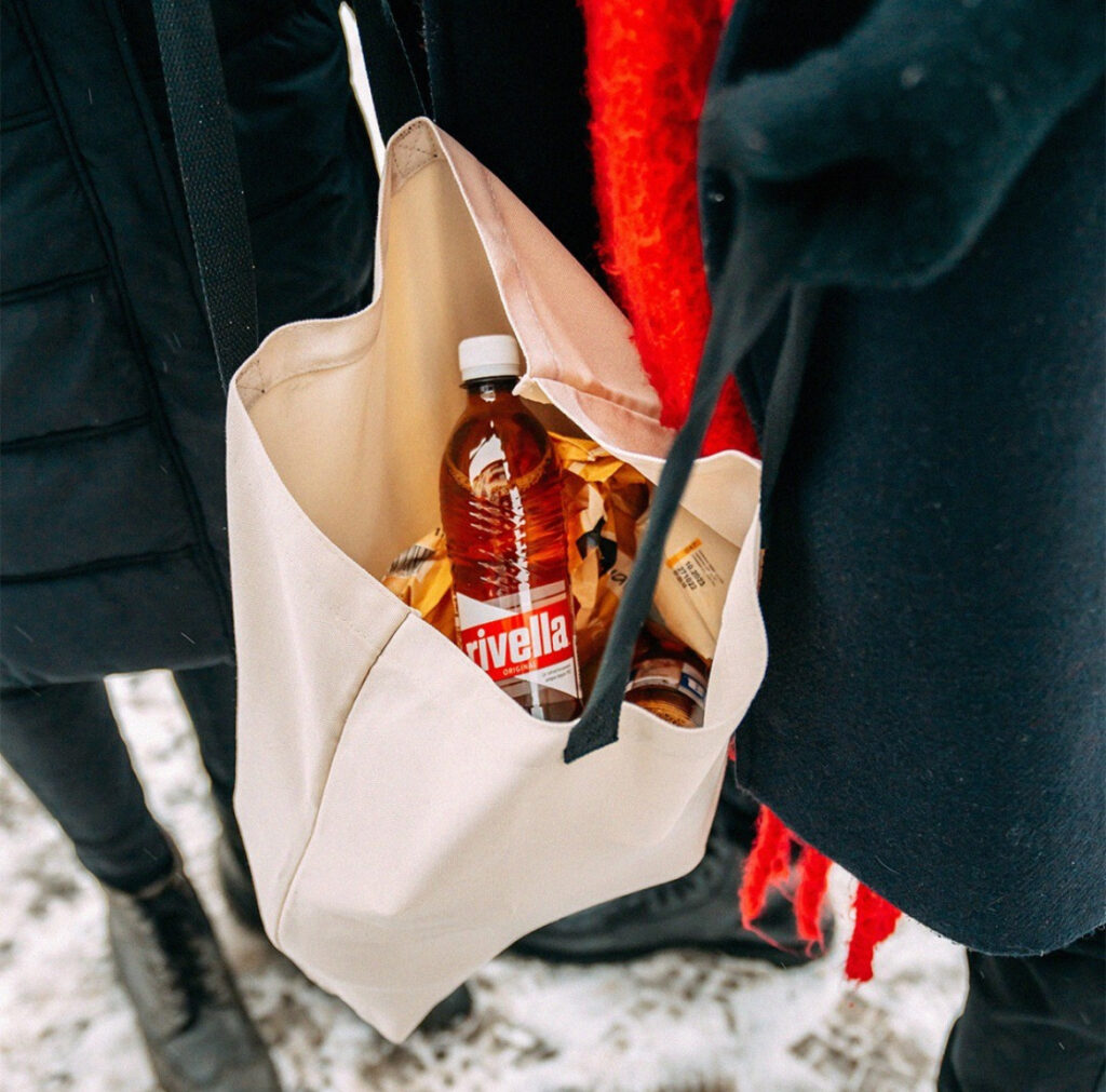 トートバッグに入ったRivella（リヴェラ）ボトル 聖水ポップアップで試飲できるスイス発乳清炭酸ドリンク