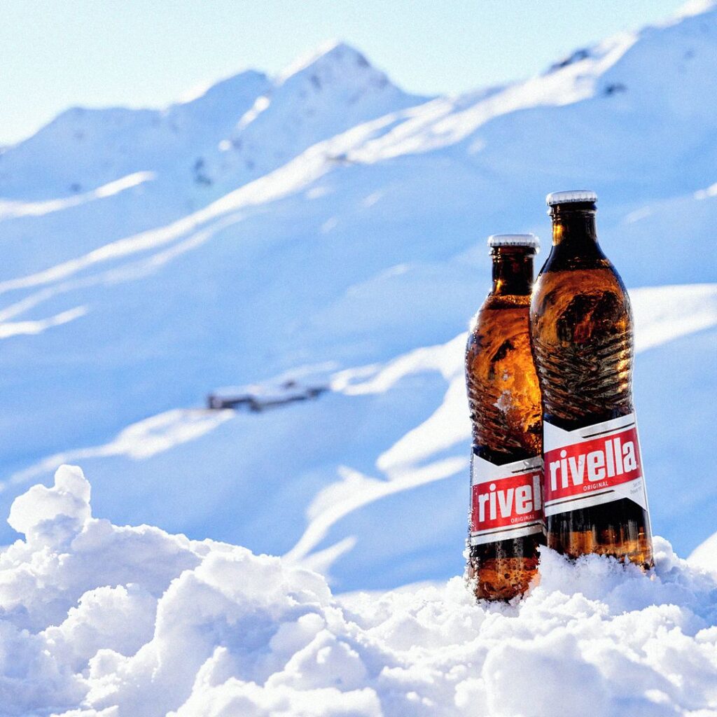 スイス国民的炭酸飲料Rivella（リヴェラ）オリジナルボトル2本 アルプスの雪山をバックにしたブランドビジュアル