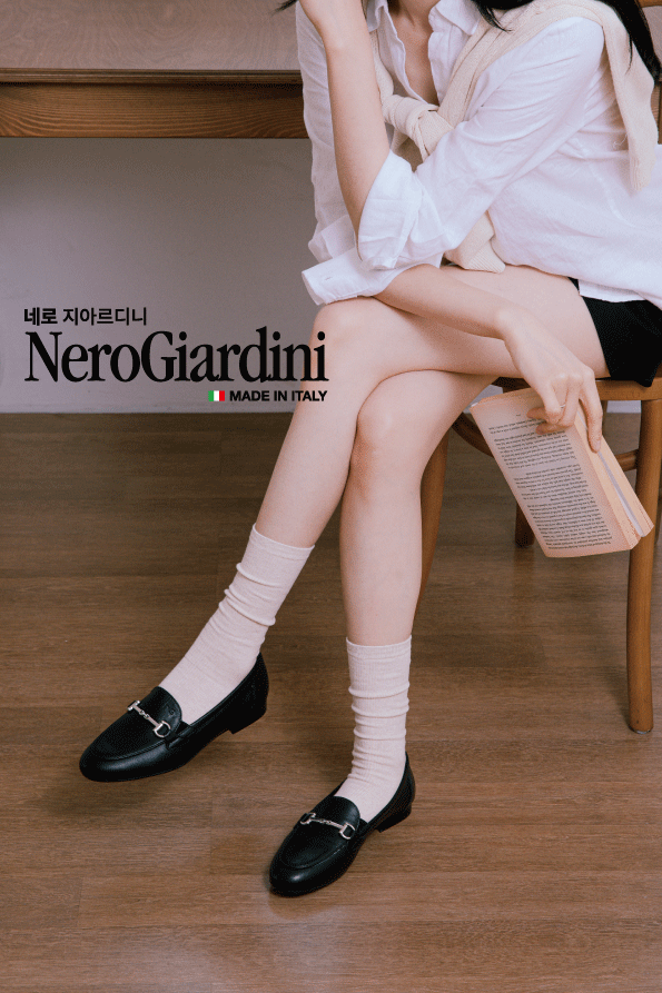 NeroGiardiniの黒革ビットローファーをソックスと合わせたコーデ HELLO SeongSuマーケット出展アイテム