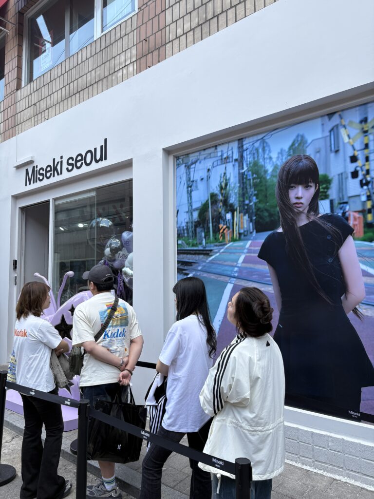 Miseki seoul聖水ポップアップ「A Girl's little town」外観とIVEレイ起用の大型ビジュアル 入場待ちの列
