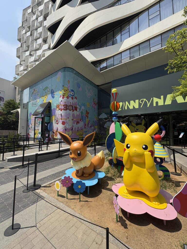 オリーブヤングN聖水×ポケモン30周年コラボ外観 ピカチュウ・イーブイの大型オブジェとポケモン30周年アートの壁面装飾