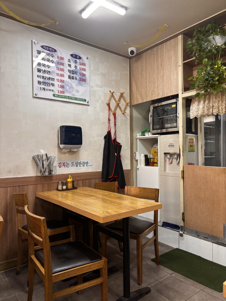 ミョングクス(명국수)の店内の様子と韓国語で書かれた夏メニューの価格表