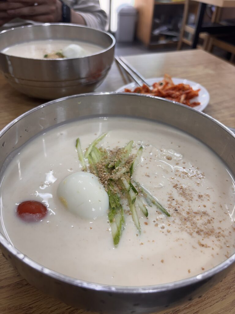 ミョングクス(명국수)の看板メニュー・コングクス(콩국수)13,000ウォン-ゆで卵ときゅうりをのせた白濁豆乳スープの麺