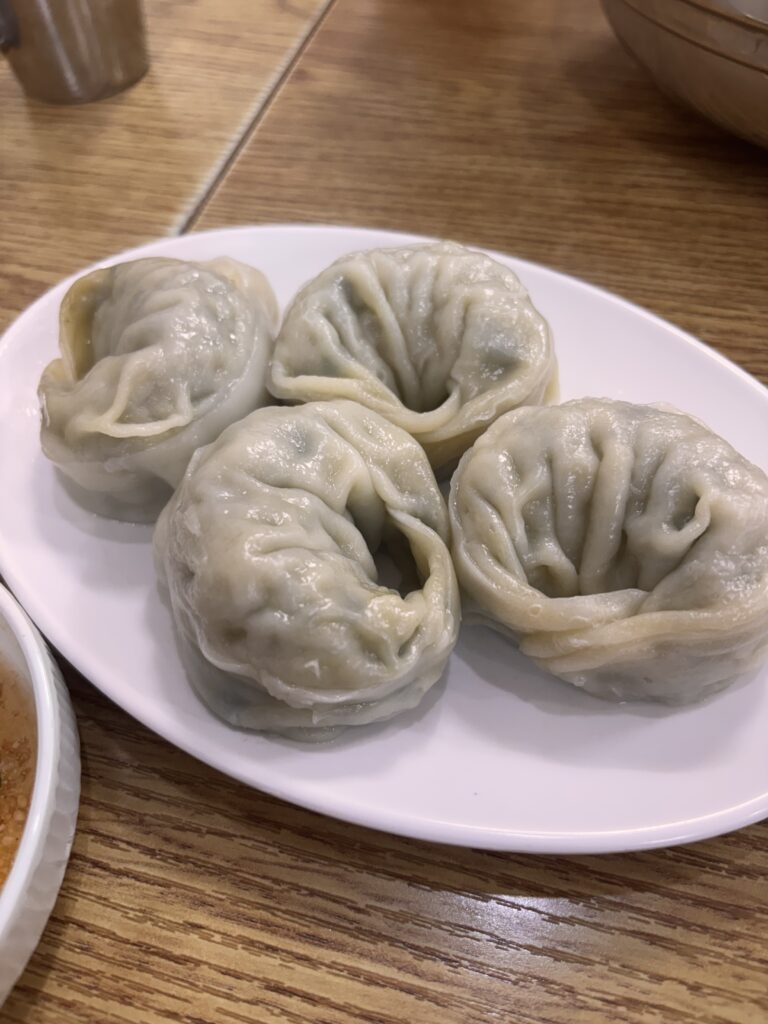 ミョングクス(명국수)のサイドメニュー・王蒸し餃子(왕찐만두)7,000ウォン-大判の蒸し餃子4個盛り