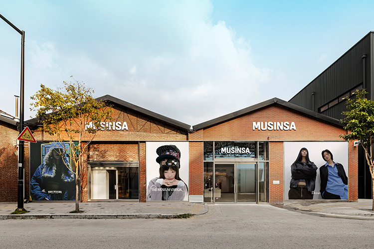 韓国最大ファッションプラットフォーム「MUSINSA(ムシンサ)」聖水テリムチャンゴ旗艦店 古い倉庫をリノベした赤レンガの外観