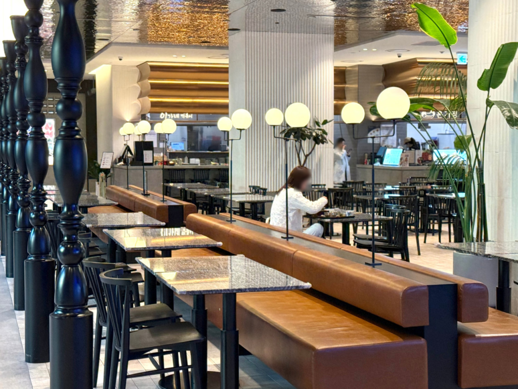 漢南洞「ナインワン漢南」地下フードホール「GOURMET494漢南」内観 高級感のある空間にレストラン・カフェが集結