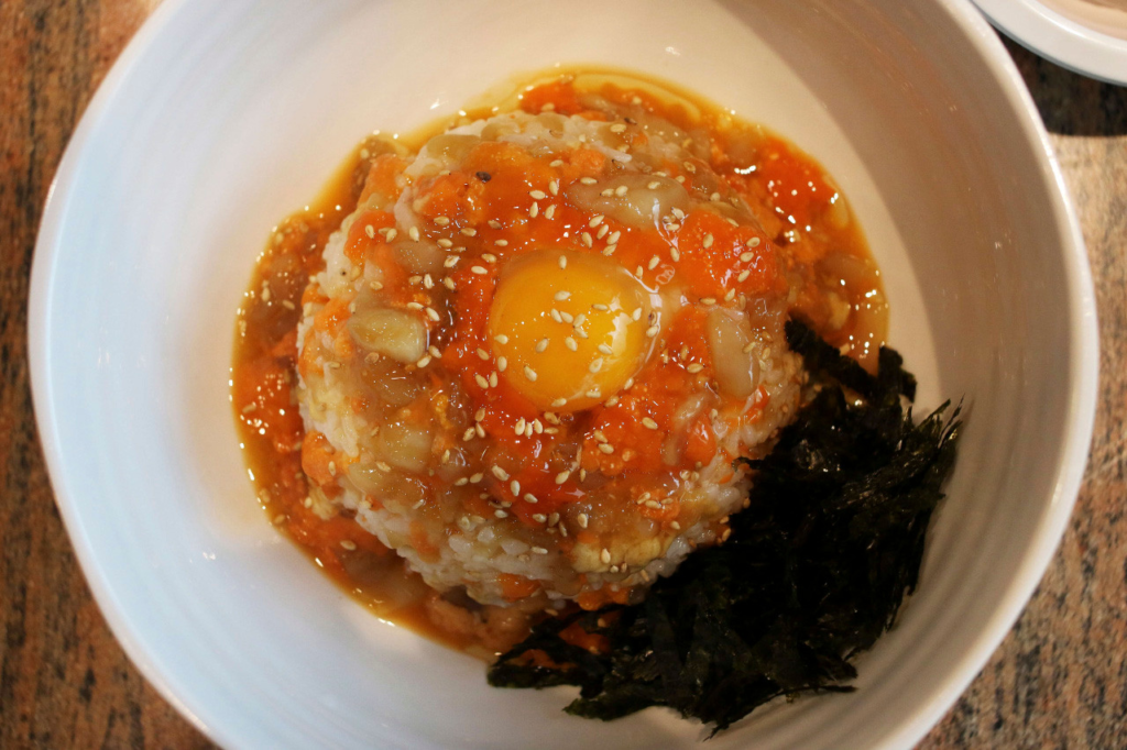 プロカンジャンゲジャン本店のカンジャンケジャン丼 カニ味噌と卵黄をご飯に混ぜて食べる韓国グルメ定番の〆ごはん