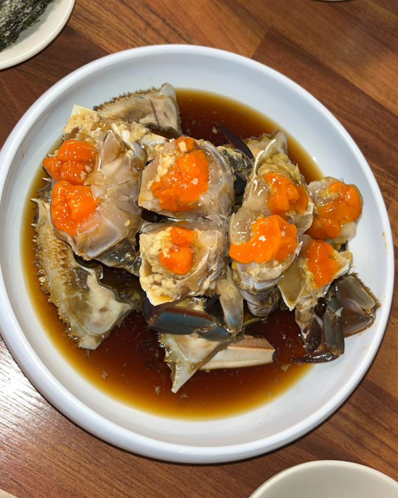 新沙「ウォンジョマサンハルメアグチム(원조마산할매아구찜)」のカンジャンケジャン 濃厚な醤油ダレとカニ味噌が絡む韓国グルメ