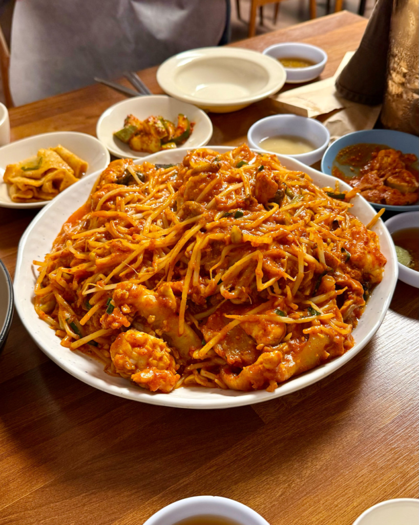 ウォンジョマサンハルメアグチムのアグチム(아구찜)アンコウとモヤシの辛味蒸し煮 新沙の韓国海鮮料理定番メニュー