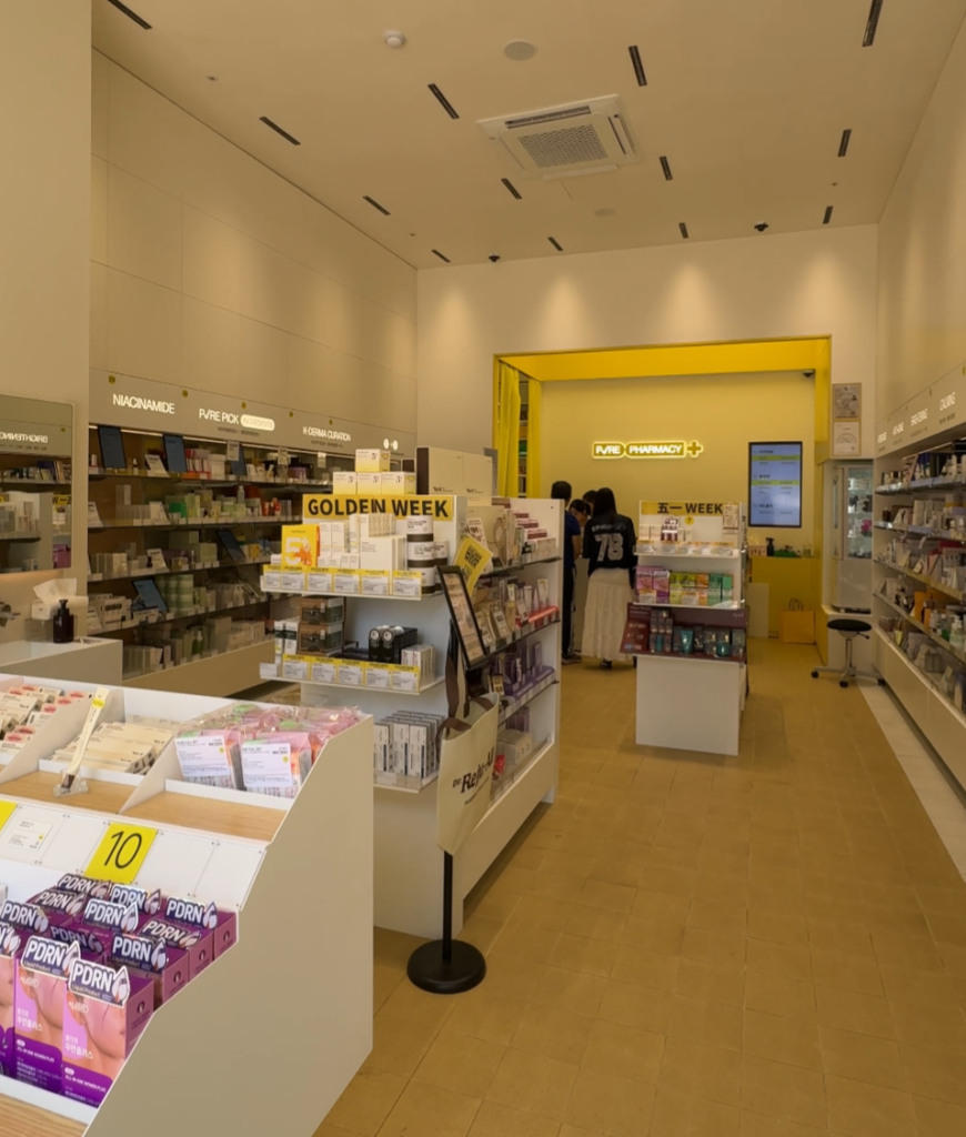 ピュアファーマシー聖水店内観 PDRNやナイアシンアミドなど成分別に並ぶ韓国スキンケアアイテムとゴールデンウィーク特集コーナー